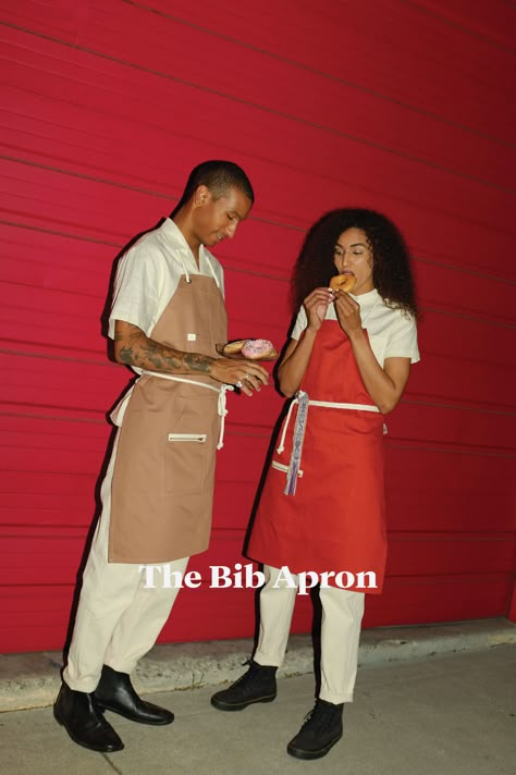 The Bib Apron in British Khaki & Terracotta Twill #fineryla #finery #uniform #hotel #restaurant #hoteluniform #restaurantuniform #workwear #bibapron #apron #restaurantapron Cafe Employee Outfit, Modern Uniform Design, Cafe Uniform Aesthetic, Baker Uniform, Waiter Uniform Design, Waitstaff Uniform, Store Uniform, Cleaning Uniform, Restaurant Outfit