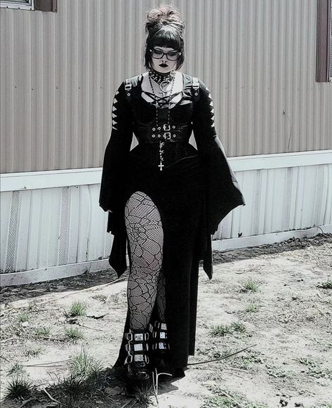 Thick Goth Baddie, Alt Aesthetic Outfits, Curvy Goth Outfit, Chubby Goth Outfit, Goth Outfits Plus Size, Baddie Outfits Plus Size, Chubby Goth, Fall Outfit Plus Size, Fall Outfit Plus