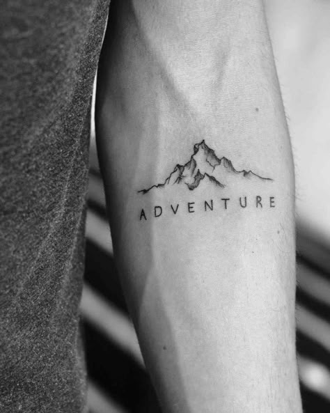 petit tatouage homme contours montagne mot aventure avant-bras Berg Tattoo, Tattoo Homme, Wörter Tattoos, Mother And Son Tattoo, Adventure Tattoo, One Word Tattoos, Mountain Tattoo Design, Tatuagem Masculina Pequena, Sanskrit Tattoo