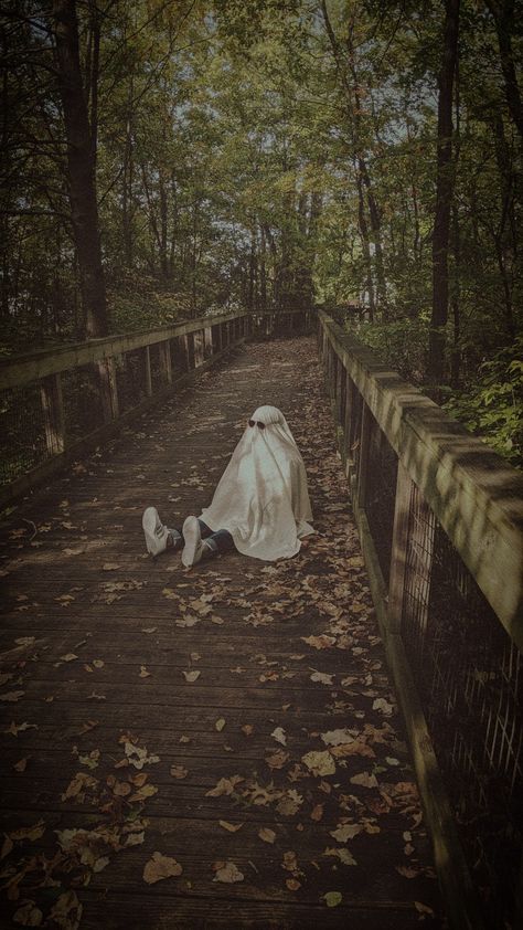 Ghost Sheet Pictures, Scary Asthetic Picture, Sheet Ghost Aesthetic Wallpaper, Ghosts Aethstetic, Aesthetic Cute Ghost Wallpaper, Autumn Picture Ideas, Aesthetic Ghost Picture Trend, Sheet Ghost Aesthetic, Ghost Aesthetic Photoshoot