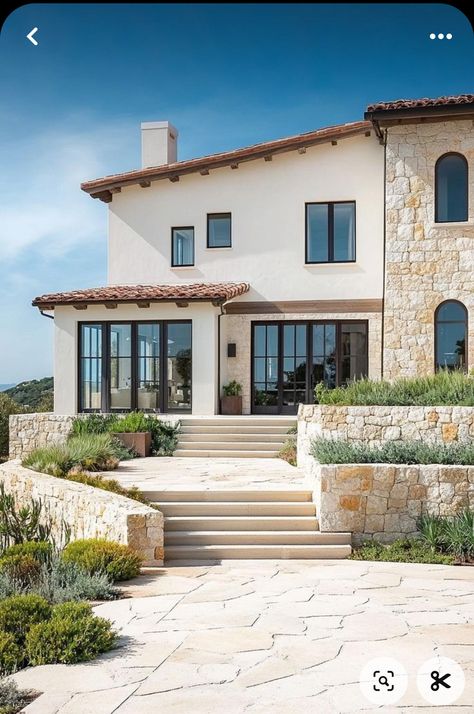 Exterior House Mediterranean, Spanish Tuscan Style Homes, Meditteranean Home Interior, Californian Houses Exterior, Modern Mediterranean Facade, Mediterranean House Exterior Modern, Mediterranean Style Homes Exterior, Stone Facade House Exterior, Stone Wall Exterior