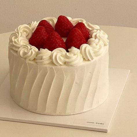 Soho Spring on Instagram: “love is sweet 🍰” Korean Strawberry, Birthday Cake Aesthetic, Strawberry Birthday Cake, The Hating Game, Strawberry Birthday, Cake Aesthetic, Pretty Birthday Cakes, Strawberry Desserts, Kue Ulang Tahun