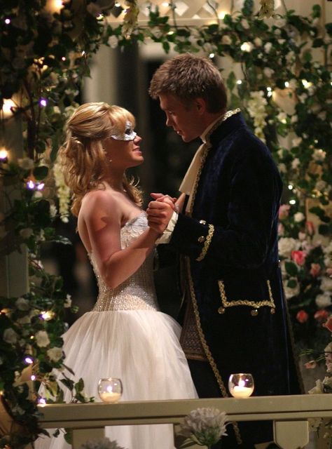 A Cinderella Story masquerade ball A Cinderella Story 2004, Best Chick Flicks, Drew Seeley, Another Cinderella Story, Cinderella Movie, Movie Quiz, Halloween Dance, Michael Murray, A Cinderella Story