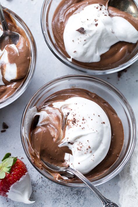 Super easy, 4 ingredient paleo and vegan chocolate pudding that's so perfectly rich and creamy that you won't believe it's dairy free! Paleo Running Momma, Vegan Chocolate Pudding, Dessert Thermomix, Paleo Baking, Paleo Sweets, Paleo Treats, Easy Paleo, Paleo Desserts, Diet Vegetarian