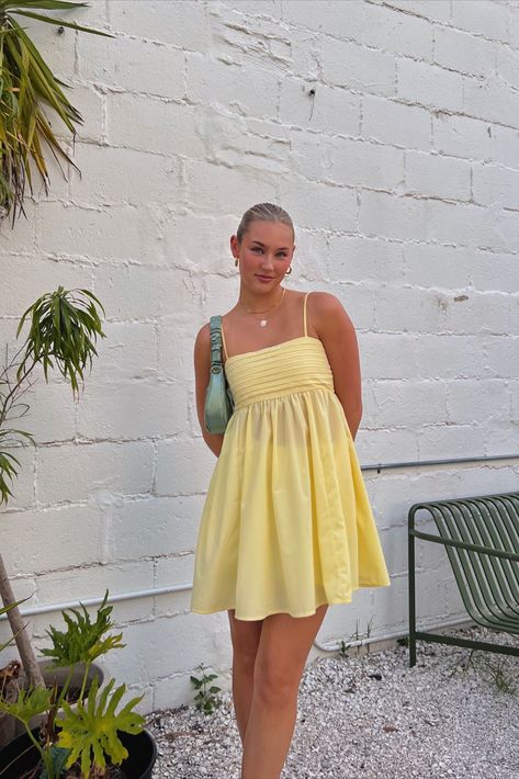 Short Sun Dresses Summer, Shoes With Sundress, Casual Sun Dresses, Yellow Sun Dress Outfit, Sun Dresses Outfit, Spring Yellow Dress, Short Sundress Aesthetic, Short Summer Dresses Aesthetic, Yellow Sun Dresses