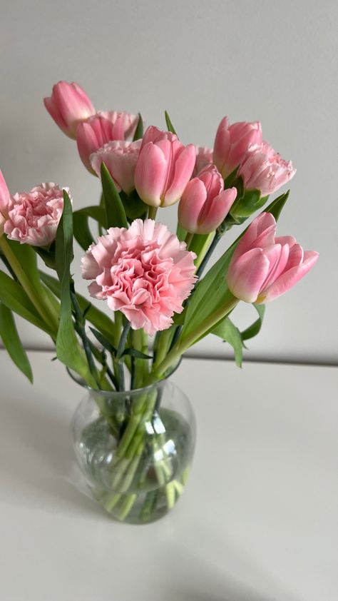 a vase filled with a bouquet of flowers of pink tulips and pink carnations Flower Arrangements Pink, Carnation Bouquets, Peony Tulips, Tulips And Carnations Bouquet, Carnations Flower, Pink Tulip Bouquet, Carnation Flowers, Tulip Carnation Bouquet, Carnations Aesthetic