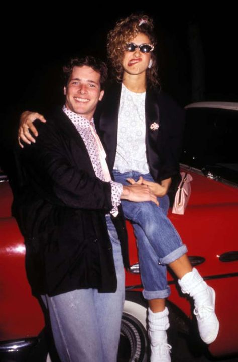 1980: Sarah Jessica Parker cuffs her jeans to show off her fresh white kicks. Photo: Getty Images Jheri Curl, 80s Party Outfits, 80s Outfits, 80s Jeans, Low Cut Blouses, 80's Party, 80’s Fashion, 80s Denim, 80's Fashion