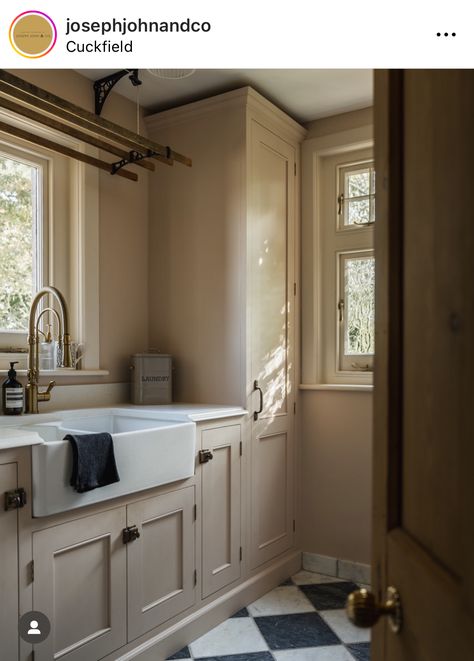 Country Utility Room, Victorian Laundry Room, Country Laundry Room, Tudor Renovation, Home Decor Laundry Room, Modern Farmhouse Laundry, Country Laundry, Mudroom Design Ideas, Boot Room Utility