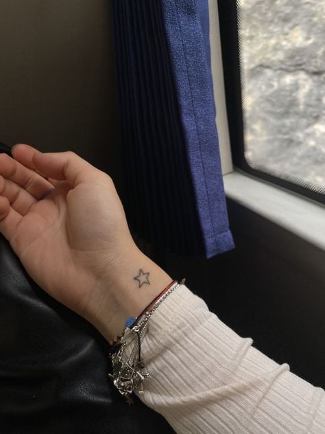 Stick N Poke, Getting A Tattoo, Star Tattoo, Minimalist Tattoos, Classy Tattoos, Astral Projection, Discreet Tattoos, Tattoo Feminina, Dainty Tattoos