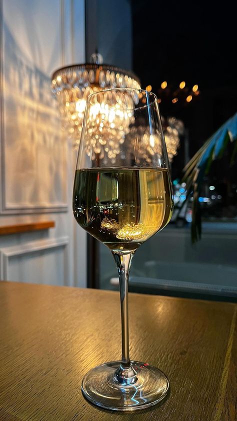 Me As A Drink, Alcoholic Drinks Photography, Drink Photo Instagram, Drink Story, Drinking Aesthetic, Dinner With Wine, Night Out Drinks, Aesthetic Drink, Wine Aesthetic