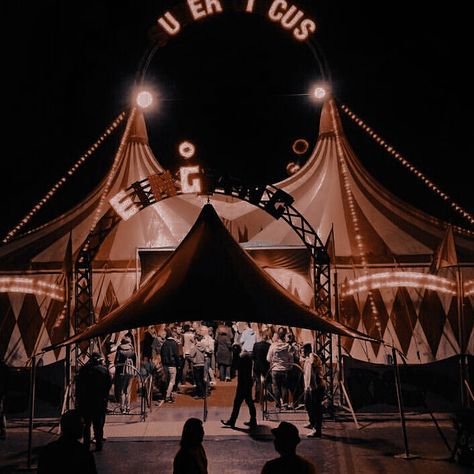 Night Circus Book Aesthetic, Carnival Horror Aesthetic, Nights At The Circus, Circus Dark Aesthetic, Haunted Carnival Aesthetic, Horror Circus Aesthetic, Circus Aesthetic Dark, Vintage Carnival Aesthetic, Circus Aesthetic Wallpaper