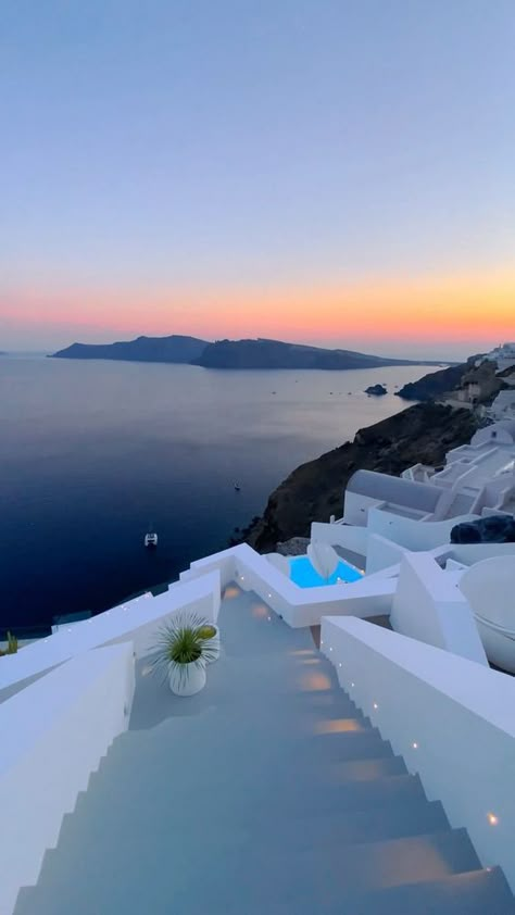 Celebrate your honeymoon in gorgeous Santorini, where luxury meets laid-back island vibes. Santorini Honeymoon, Grecia Santorini, Monte Everest, Greece Beach, Greece Trip, Greece Vacation, Dream Vacations Destinations, Greece Holiday, Romantic Escapes