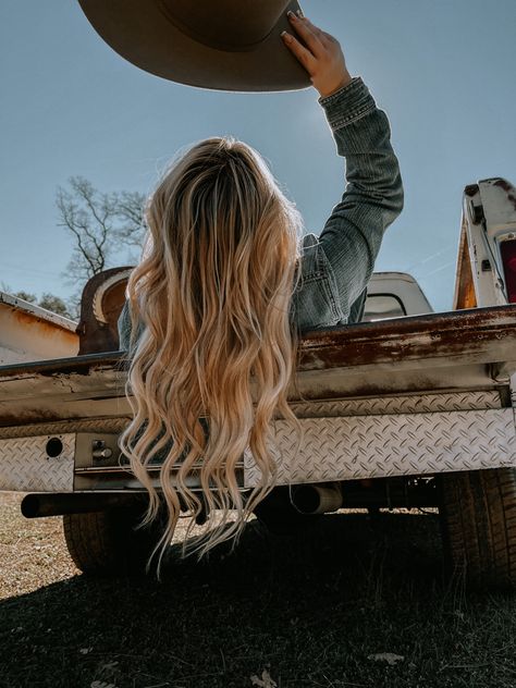 Blonde Hair Cowgirl Aesthetic, Western Lifestyle Photography, Wheelbarrow Photoshoot, Cowgirl Blonde, Rodeo Photoshoot, Western Senior Picture Ideas, Blonde Cowgirl, Farm Senior Pictures, Western Photoshoot Ideas