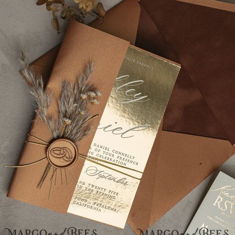 Your wedding invitations are a preview of the elegance and warmth that your guests can expect on your special day. Our Gold Mirror Dried Flowers Elegant Terracotta Velvet Wedding Invitation captures the essence of autumn romance with luxurious details and rich colors. Luxurious Terracotta Velvet Invitation Each invitation is presented in an exquisite terracotta velvet envelope. The deep, warm hue of the velvet exudes a sense of sophistication and elegance, perfectly suited for a fall wedding. T Copper Wedding Invitations, Velvet Wedding Invitations, Velvet Invitation, Velvet Envelope, Brown Wedding Invitations, Earth Tone Wedding, Autumn Romance, Rust Wedding, Bronze Wedding