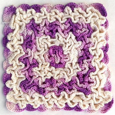 [Free Pattern] Wiggly Hot Mat Crochet Pattern For Beginners Wiggle Crochet, Wiggly Crochet Patterns, Wiggly Crochet, Crochet Rug Patterns Free, Crochet Square Pattern, Crochet Pot Holders, Crochet Potholder Patterns, Crochet Hot Pads, Crochet Pot