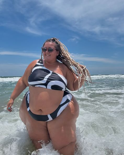 Plus Size Swim Suit, Plus Size Reference, Fat Lady Pictures, Fat Outfits, Big Girl Outfits, Plus Size Poses, Fat Person, Body Positive Photography, Super Size Me