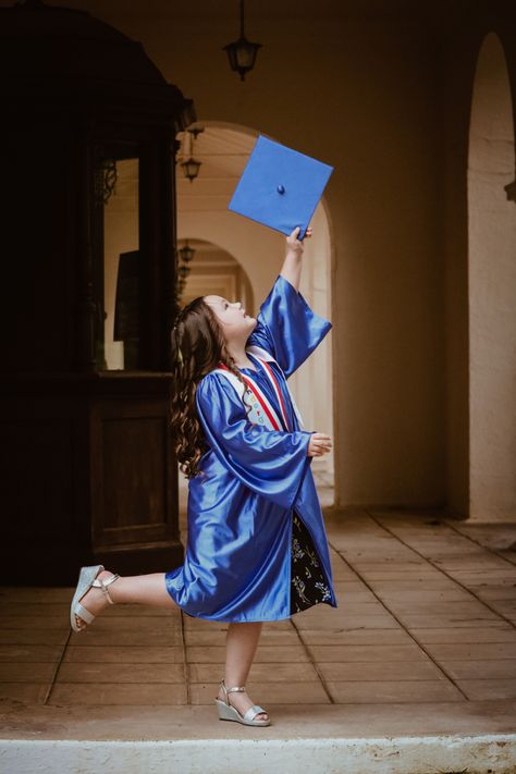 Child Graduation Pictures, Kindergarten Graduation Pictures Friends, Graduation Photos Kindergarten, Graduation Pictures Elementary School, Kindergarten Grad Picture Ideas, Girl Kindergarten Graduation, Kindergarten Graduation Pictures Pink, Graduation Kids Photoshoot, Preschool Grad Pictures