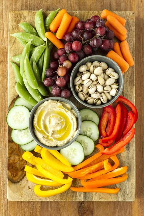 Easy Entertaining Hummus Platter -- this simple and easy @sabradips hummus platter takes less than five minutes to put together and has something for everyone at your gathering... Nuts add a bit of saltiness and grapes add some sweetness, then fill the rest up with lots of colorful fresh seasonal veggies! | hummus platter idea | simple hummus platter | hummus platter veggie tray | hummus platter appetizer | find the details on unsophisticook.com #SummerGrilled ad Veggies Hummus, Hummus Snack, Hummus Platter, Seasonal Veggies, Vegetable Platter, Easy Hummus, Snack Platter, Food Boards, Party Food Platters