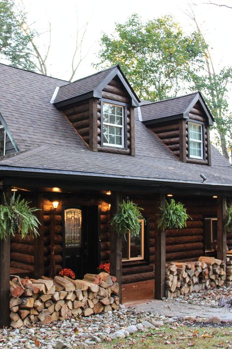 Cottage Core Log Cabin, Log Cabin Houses Country Living, Log Cabin Cottage Exterior, Log Ranch House, Cute Log Cabin Exterior, Old Cabin Remodel, Loghouse Log Cabins, Log Cabin Roof Ideas, Log Cabin Architecture