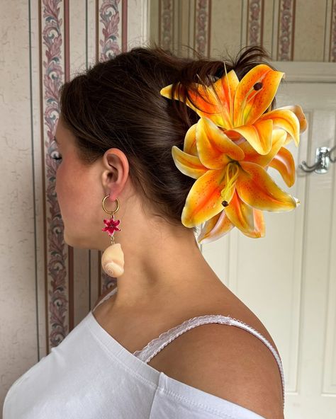 Flower claw clips & floral seashell earrings - you can find these on my website , linked in bio - 🌺🐚🦞🦪💐 #seashelljewelry #handmadejewelry #handmadeaccessories #handmadehairclips #flowers #florals #lilies #anthurium #orchid #hibiscus Hair Theory, Hawaiian Theme Party, Flower Claw Clips, Hawaiian Hairstyles, Photoshoot Hair, Summer Goddess, Earthy Vibes, Goddess Vibes, Flower Resin Jewelry