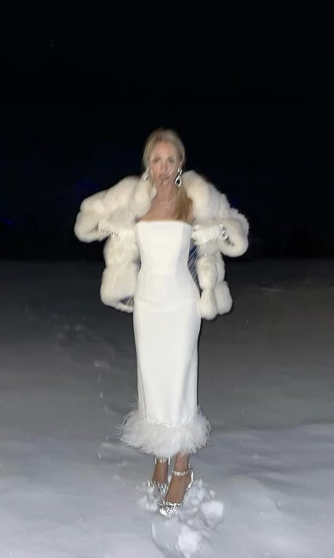 White Theme Party Outfit, White Dress With Feathers, Breathtaking Outfits, Snow Queen Outfit, Winter Wonderland Dress, White Dress Aesthetic, Winter Wonderland Outfit, Winter Ball Dresses, Winter Birthday Outfit