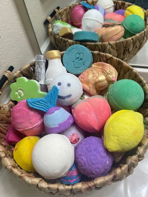 Bath bombs and bubble bars from lush 🛁 Bath Bomb Basket, Bubble Bath Basket, Bathbombs Ideas, Bath Bomb Storage, Bubble Bath Aesthetic, Bath Goals, Aesthetic Bath, Bath Stuff, Best Gift Baskets