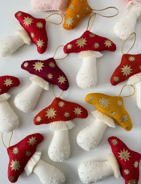 Toadstool Christmas Decorations, Mushroom Christmas Decorations, Christmas Embroidery Decorations, Felt Christmas Lights, Mushroom Felt Ornament, Felt Mushroom Ornament, Christmas Mushrooms Decoration, Mushroom Ornaments Diy, Diy Mushroom Ornaments