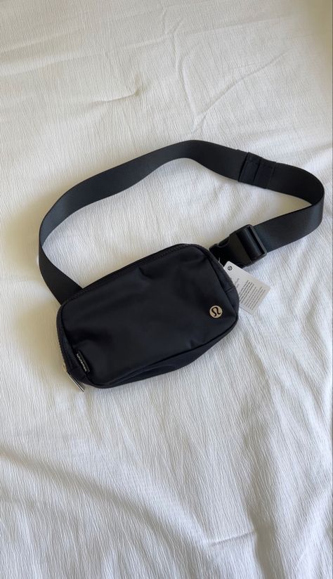 Black Lululemon everywhere belt bag on a white bed sheet Lulu Black Belt Bag, Lulu Bags Aesthetic, Bday Wishlist Aesthetic, Lulu Belt Bag Aesthetic, Lululemon Bags Aesthetic, Lululemon Bag Aesthetic, Lululemon Belt Bag Aesthetic, Aesthetic Purses And Bags, Belt Bag Aesthetic