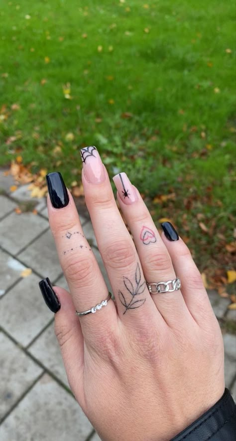 Subtle Halloween Nails Coffin, Black Nails Acrylic Halloween, Simple Spooky Nail Designs, Trendy Halloween Nails Simple, Cute Short Acrylic Nails Halloween, Basic Nails Acrylic Halloween, Halloween Nails Acrylic Black, Spooky Season Nails Simple, Spooky Halloween Nails Black