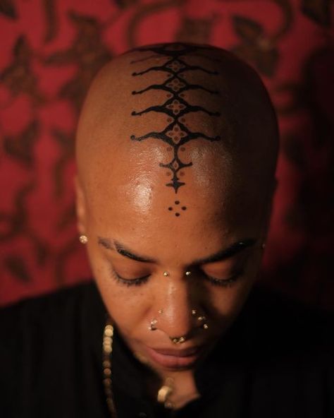 Henna Head Designs, Cowrie Tattoo, You Are Art Tattoo, Shaved Head Tattoo, Scalp Tattoo Women, Back Head Tattoo, Traditional Face Tattoo, Full Face Tattoo, Head Tattoos Women