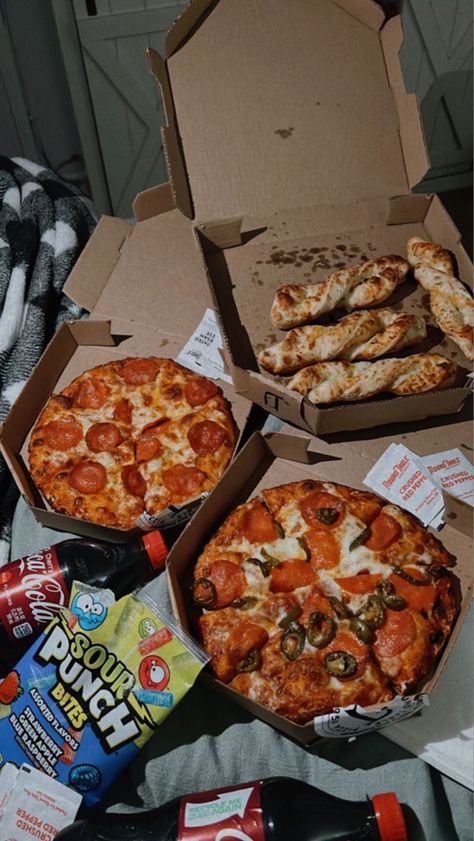 Night In Snacks, Movie Night At School Ideas, Pizza Movie Night Ideas, Pizza And Movie Night, Pizza Movie Night, Movie Snacks Aesthetic, Pizza Movie Night Date, Pizza Night Ideas, Movie Night Snacks Ideas