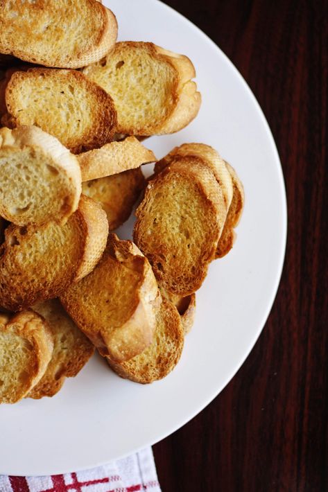 How to Make Crostini Bread for Dipping your thick dips! Bread Chips For Dip, How To Make Crostini Toast, Dip For Baguette Bread, Italian Bread Appetizers, What To Do With Baguette Bread, Dipping Bread Recipe, Rv Snacks, Bread Crisps, Garlic Toast Recipe