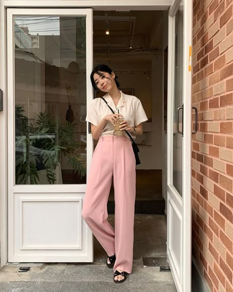 Celana Pink, Navy Blazer Outfits, Pink Pants Outfit, Dress For Body Shape, Casual Classy Outfits, Model Off Duty Outfits, Office Outfits Women Casual, Korean Pants, Outfits Women Casual