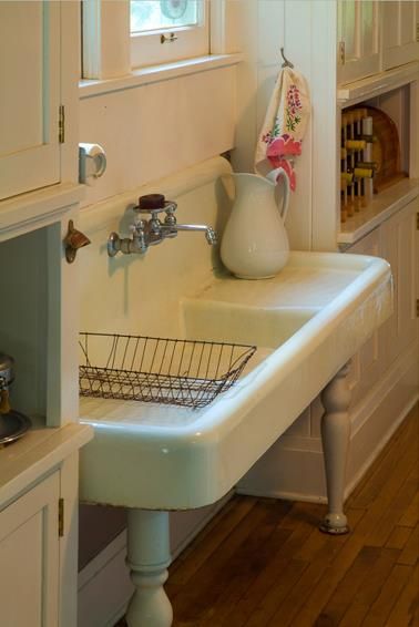 just love these big, vintage sinks. if I ever have the old farmhouse I want, I'm putting one in the master bathroom! Vintage Kitchen Sink, Vintage Sink, House Farm, Farm Sink, Farmhouse Sink Kitchen, Kitchen Farmhouse, Sink Design, Pierre Jeanneret, Old Kitchen