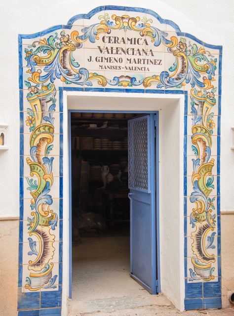 Spain Tiles, Tile Entry, Mediterranean Styles Interior, Building Decoration, Building Facades, Spanish Decor, Blue Doors, Italian Aesthetic, Italian Decor