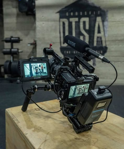 Black Magic Camera, Cinematography Camera, Vlogging Equipment, Youtube Equipment, Blackmagic Cinema Camera, Nikon Camera Tips, Filmmaking Gear, Filming Equipment, Camera Stabilizer