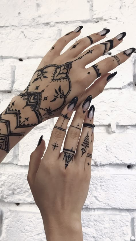 Black Henna Hand Designs, Henna Tattoo Finger Designs, Edgy Henna Designs, Black Henna Nails, Hand Tattoos Henna Style, Grunge Henna Designs, Gothic Henna Designs, Goth Henna Designs, Spooky Henna