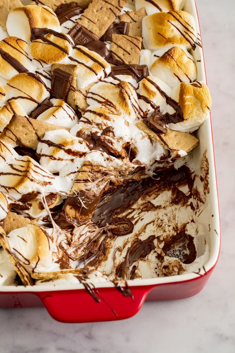 S’more Desert Ideas, Baked Smores Dessert, S’mores Cobbler, Quick And Easy Smores Desserts, Smore Casserole Recipes, S’more Desert, Smore Nachos Oven, Smores Dessert Grill, Easy S’mores Dessert