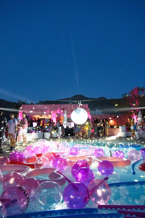 Graduation Party Ideas For Guys, Outdoor Graduation Party Ideas, Coachella Party Ideas, Coachella Pool Party, Sweet 16 Pool Parties, Outdoor Graduation Party, Coachella Birthday, Night Pool Party, Coachella Party