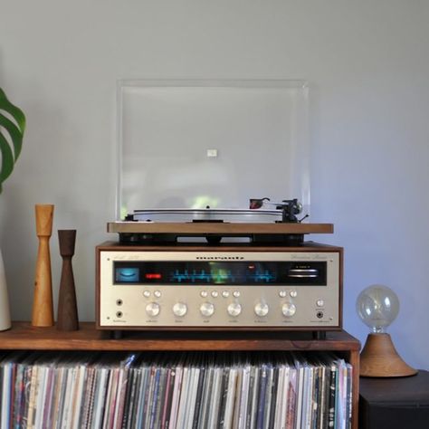 The Top 5 Best Recommended Turntables and Stereo Systems Turntable Furniture Design, Bohemian Kitchen Ideas, Turntable Setup, Turntable Furniture, Audiophile Room, Turntable Vintage, Audiophile Turntable, Vinyl Room, Record Room