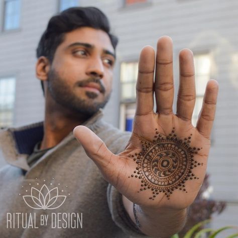 Mehndi Groom, Groom Mehandi, Henna For Boys, Men Henna Tattoo, Mehandhi Designs, Non Traditional Wedding Rings, Palm Mehndi Design, Simple Mehendi Designs, Henna Designs For Men