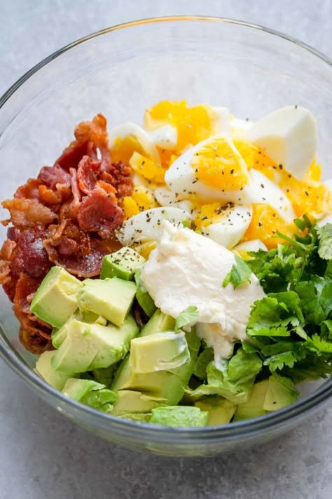 Creamy Avocado Egg Salad with Crispy Bacon - #avocado #egg #salad #eatwell101 #recipe - Easy, nutritious, and SO delicious! This chunky avocado egg salad is made with simple ingredients from your pantry. - #recipe by #eatwell101 Avocado Dessert, Avocado Hummus, Avocado Egg Salad, Crockpot Healthy, Egg Salad Recipe, Healthy Recipe Videos, Quick Healthy Meals, Lunch Recipes Healthy, Avocado Recipes