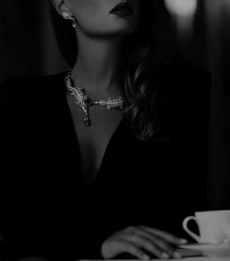 Night Luxe, Queen Aesthetic, Badass Aesthetic, Rich Girl Lifestyle, Dark Feminine Aesthetic, Classy Aesthetic, Aesthetic Women, Dark Feminine, Jolie Photo