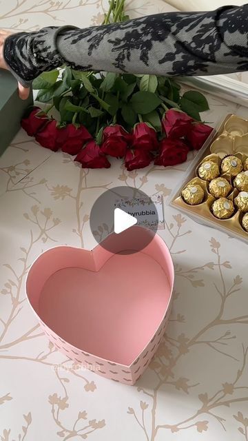 Ferrero Rocher Heart Bouquet, Flowers And Ferrero Rocher, Wedding Boxes Ideas, Roses In A Box Gift Diy, Boxes Of Roses, Ferrero Rocher Gift Ideas For Him, Ferrero Chocolate Bouquet, How To Gift Chocolates, Roses With Ferrero Rocher