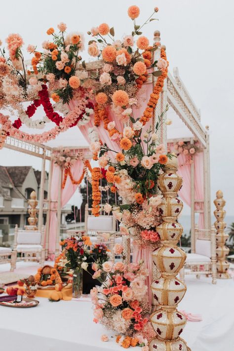 Hindu Ceremony Decor, Hindu Wedding Aesthetic, Traditional Hindu Wedding Decor, Traditional Indian Wedding Decor, Hindu Wedding Decor, Mandap Ideas, Indian Wedding Aesthetic, Wedding Cermony, Native Poppy