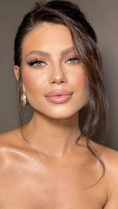 Glowy Bronze Makeup Sun Kissed, Olive Skin Makeup, Dewy Summer Makeup, Bridal Makeup For Brunettes, No Make Up Make Up Look, High Value Woman Style, Dark Hair Light Eyes, Bridesmaid Hair Inspo, Drew Barrymore Show