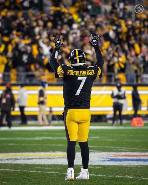 Ben Roethlisberger, Pittsburgh Steelers Football, Fit Guys, The Locker Room, Super Bowl Champions, Steelers Football, Pittsburgh Pennsylvania, Locker Room, Man Of Steel