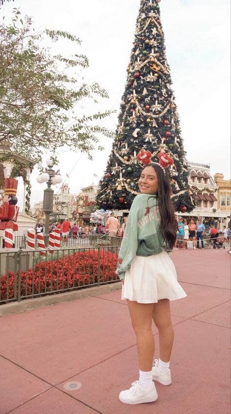 Disney Park Christmas Outfits, California Christmas Outfit, Disney Outfit Christmas, Disney Outfits For Christmas, Disneyworld December Outfit, Christmas Outfit Disney, Disney Outfit Ideas Christmas, Disney Xmas Outfit, Xmas Disney Outfits