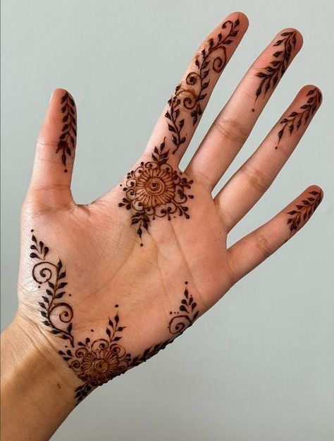 Palm Mehndi Design Small Hand, Small Palm Henna Designs, Simple Palm Mehndi Design Aesthetic, Easy Palm Henna Designs, Henna Design For Back Hand, Mendhi Palm Design, Henna Palm Simple, Palm Mendhi Simple, Mehendi Designs For Hands Front Hand