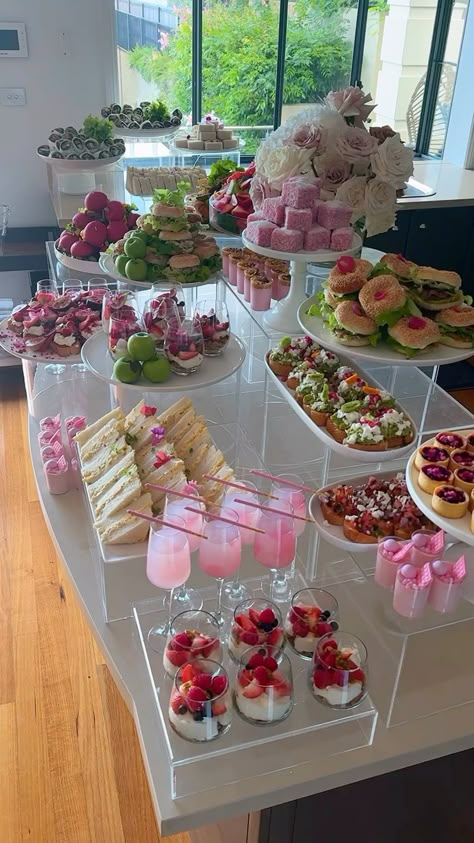 Check more at https://creativedecordesign.com/2024/06/25/23455/ Sweet Sixteen Birthday Party Ideas, Birthday Dinner Party, Birthday Brunch, Food Displays, Birthday Inspo, 18th Birthday Party, Galentines Day, Snacks Für Party, Sweet 16 Parties